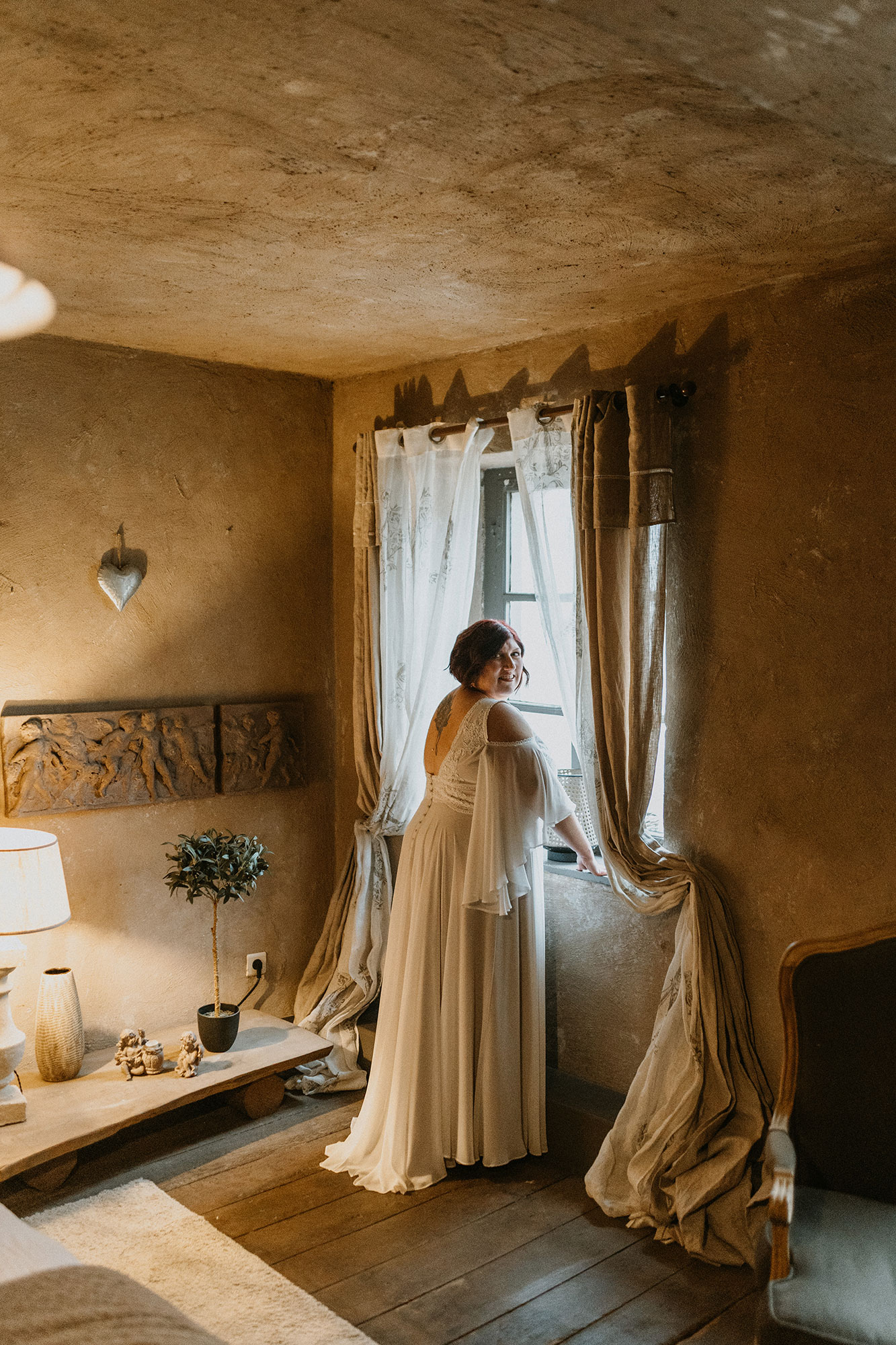 mariee-fenetre-traine-robe