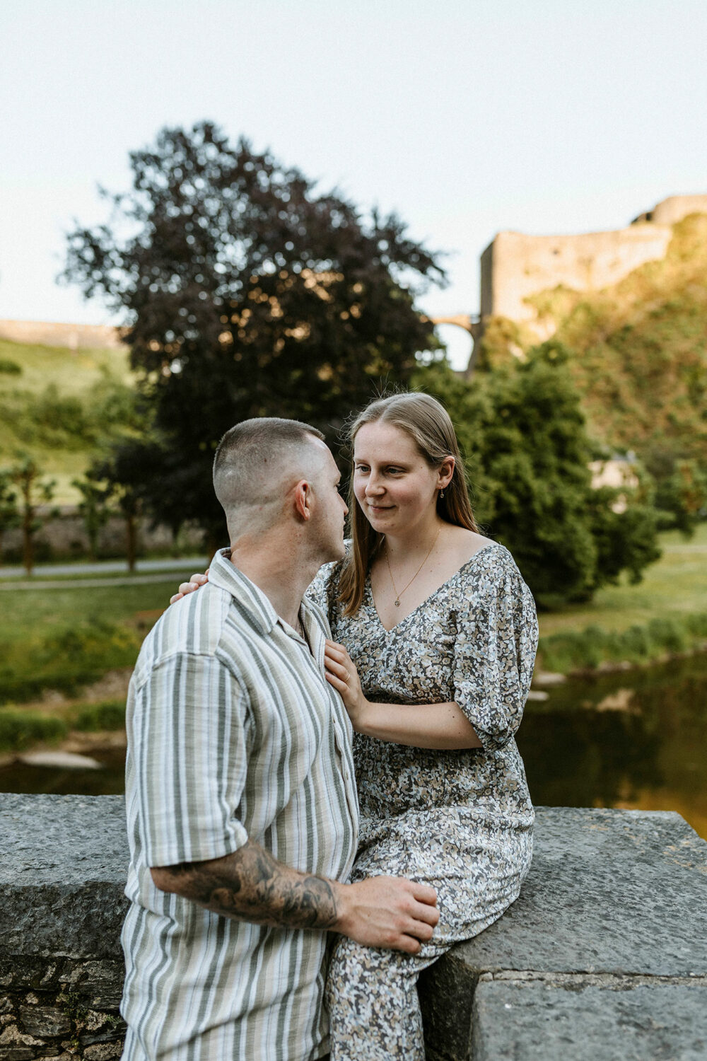 Couple complice qui rit pendant sa séance de fiançailles dans les Ardennes belges