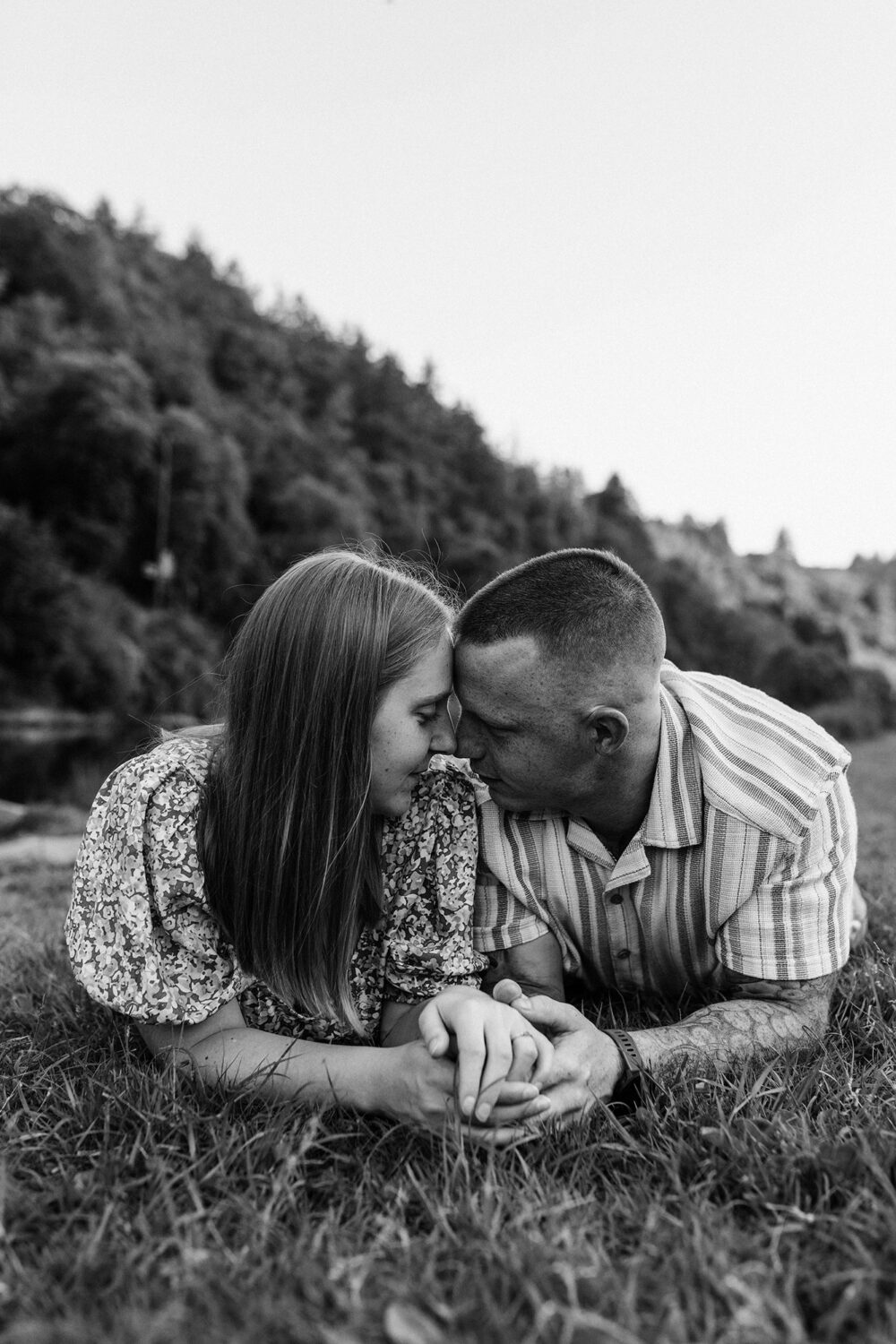 Couple enlacé dans la nature à Bouillon lors de ses fiançailles