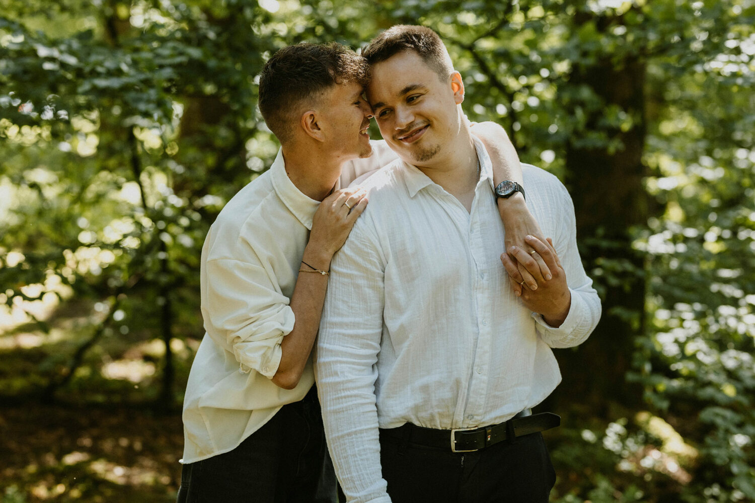 Complicité d'un couple gay lors d'une séance en extérieur dans les Ardennes