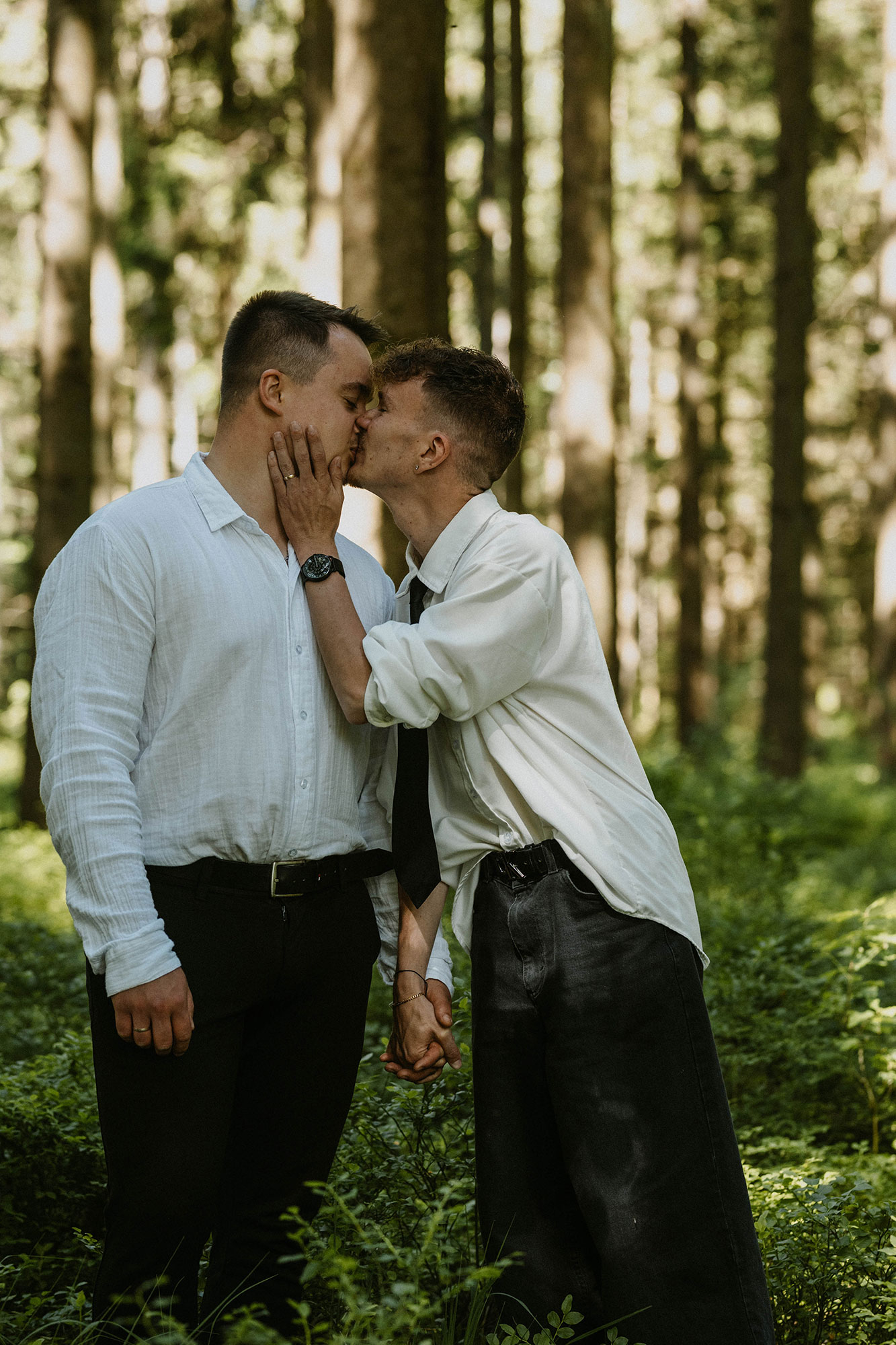 Fiançailles de Jordan et Julien, couple gay photographié en extérieur