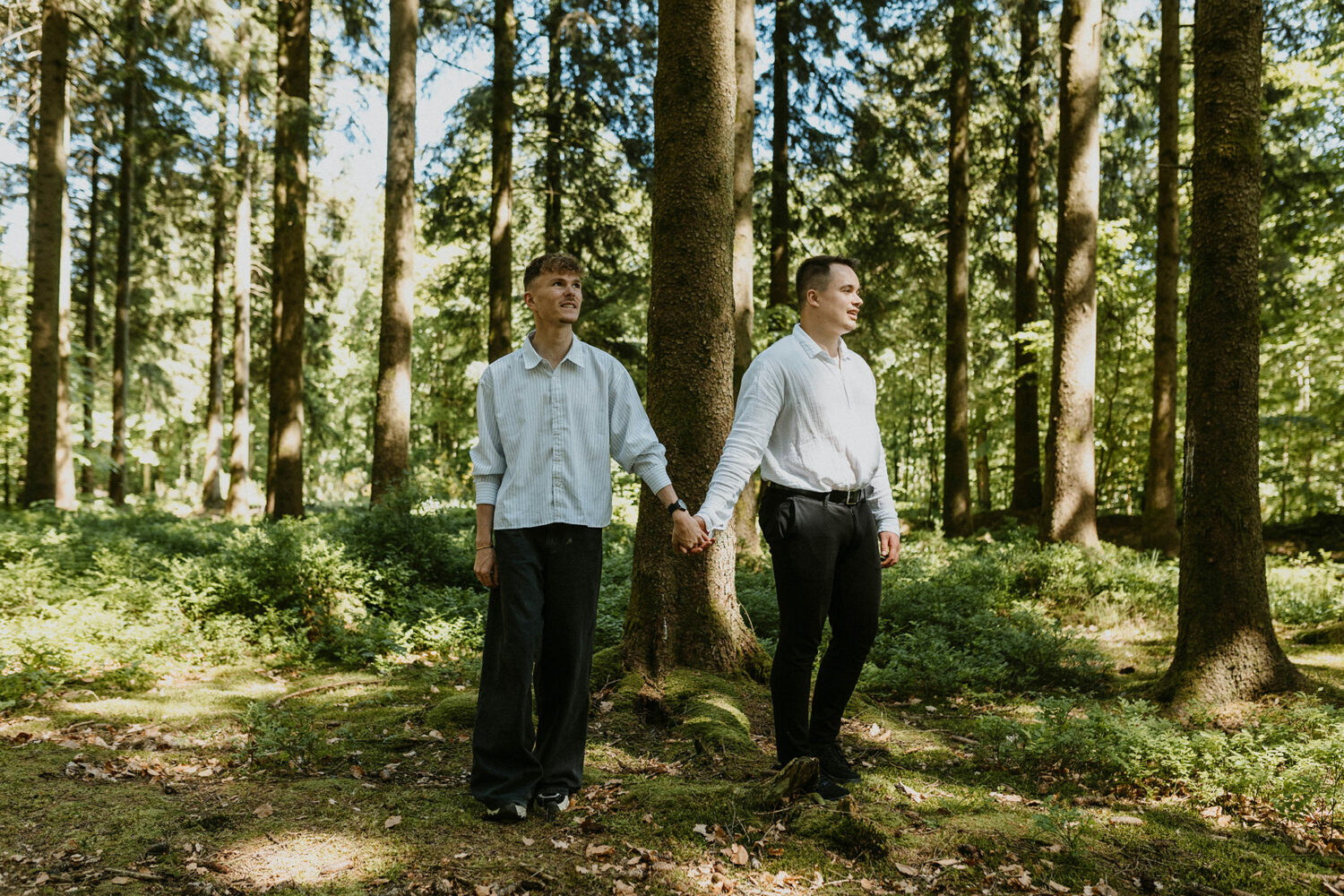 Instant de tendresse d'un couple gay en pleine nature ardennaise