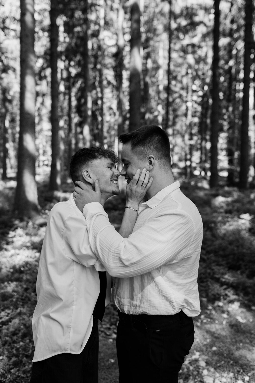 Fiançailles d'un couple gay dans les Ardennes belges, séance photo près de Bouillon