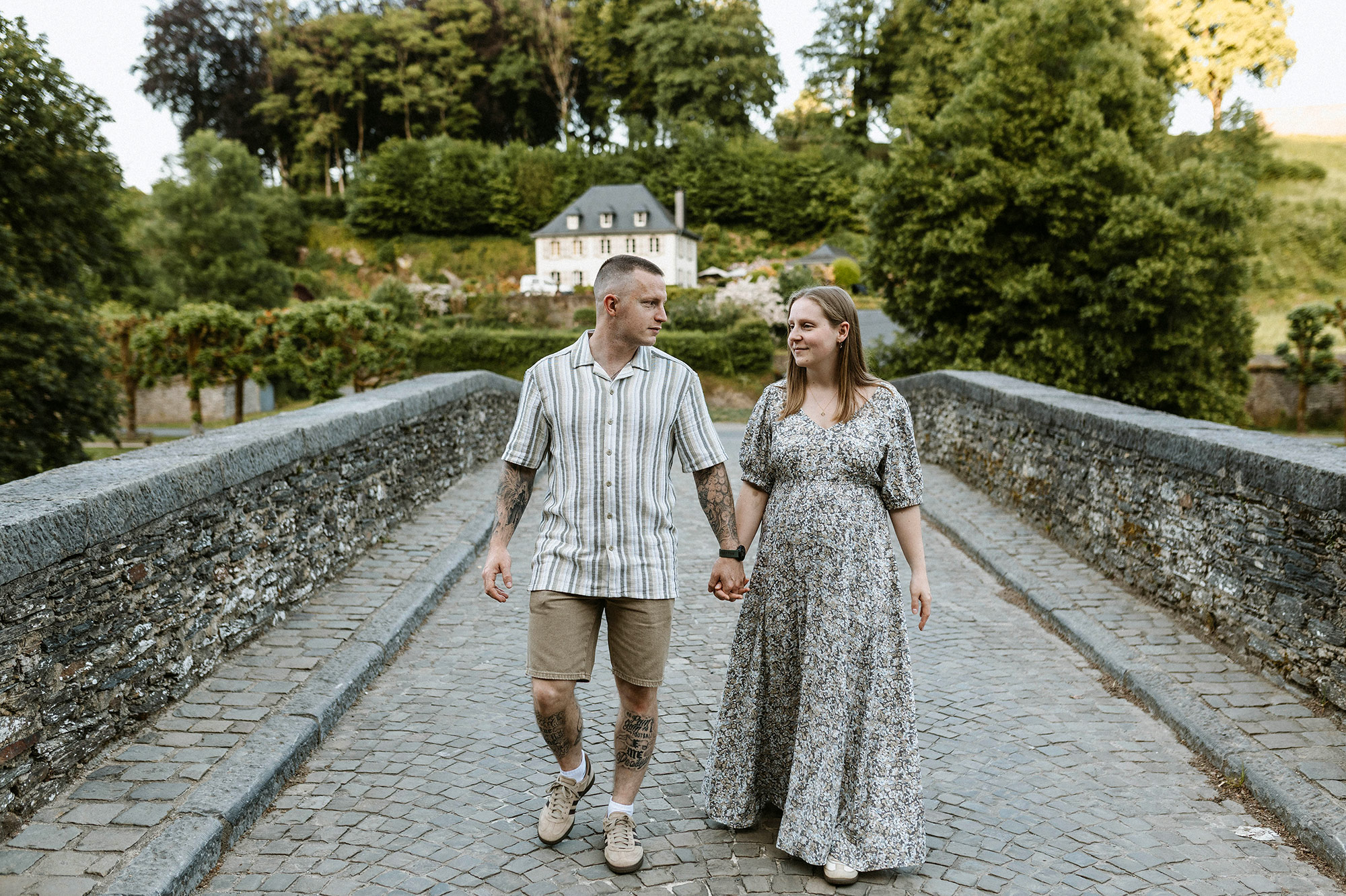 Couple de fiancés devant le pont de Cordemois à Bouillon