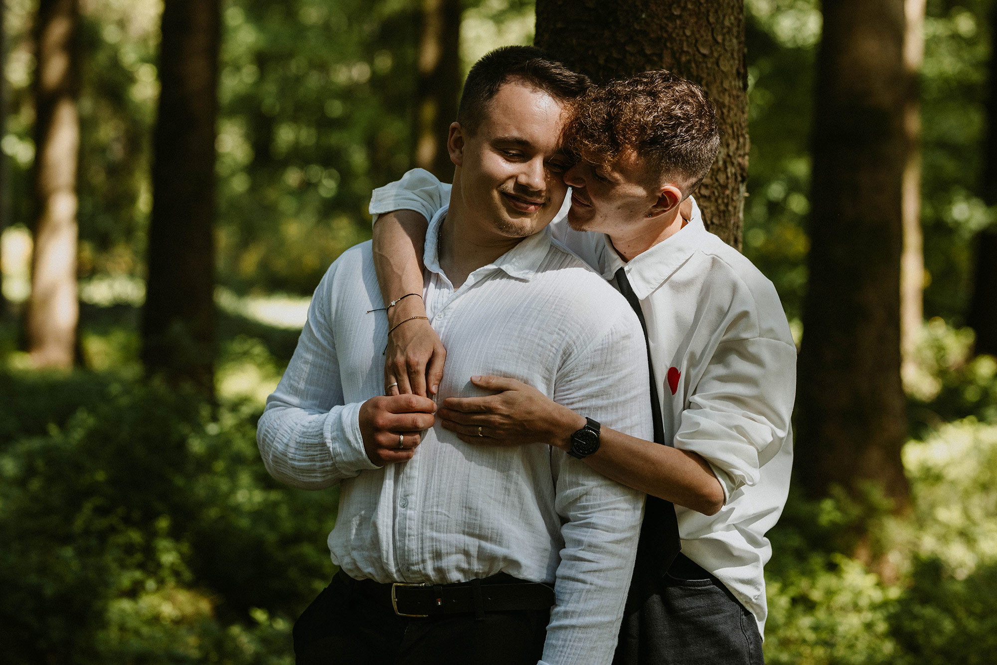 Couple gay enlacé en pleine nature dans les Ardennes lors de leur séance fiançailles