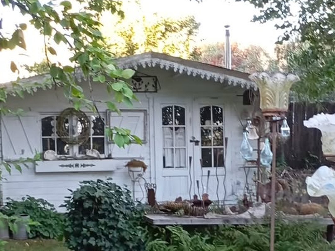 Cabane blanche du jardin privé de Bertrix, lieu de la mini-séance photo d’automne